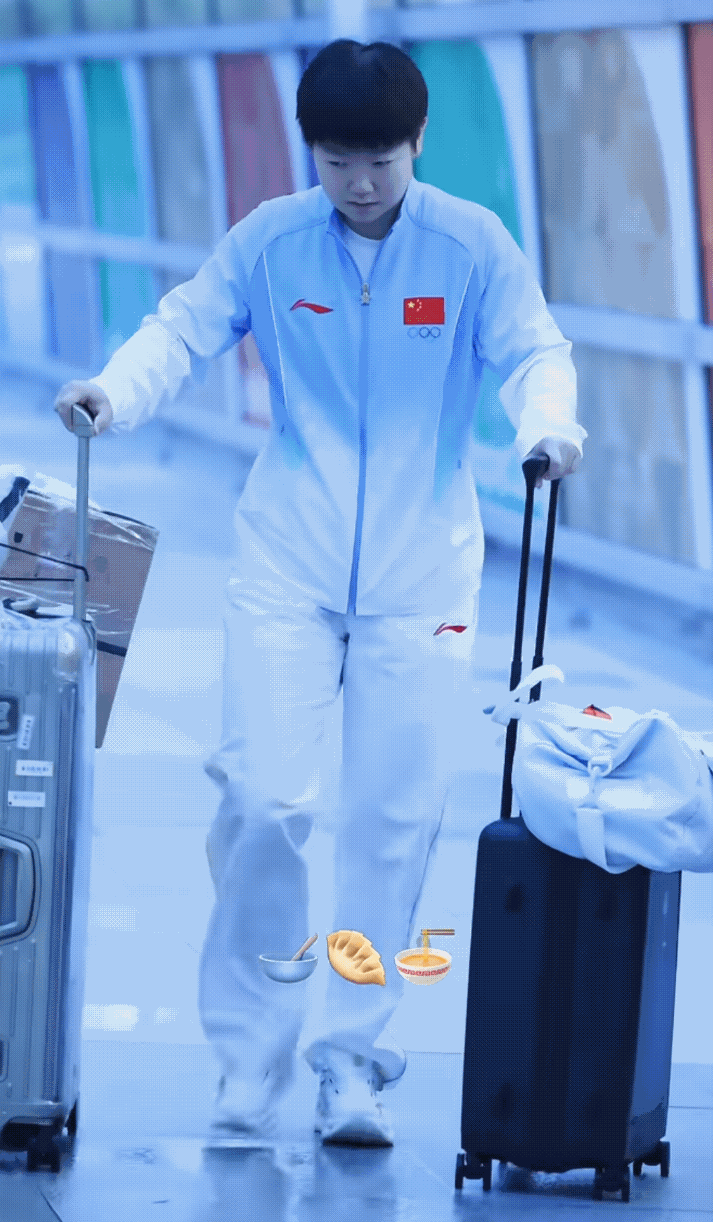 结束名古屋亚运会的国乒大部队一早启程回国了，穿着领奖服的莎莎太漂亮了，大概率昨天
