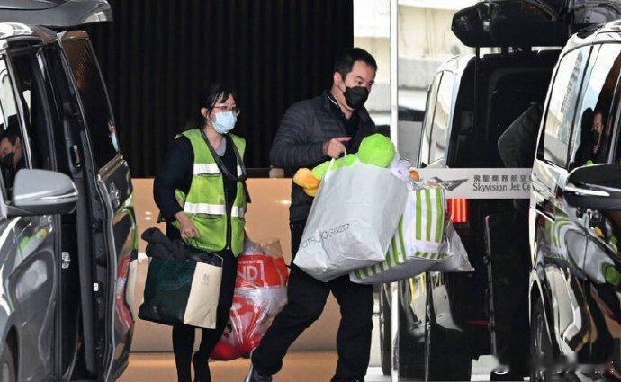 大S回家了 泪目，大s姐姐回家了，保佑你的一双儿女平安健康快乐长大[悲伤] 弯弯