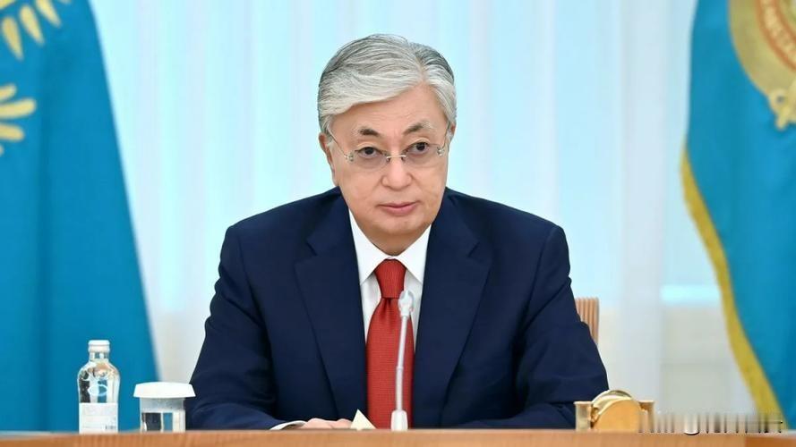 中文流利像中国人，却悄悄“站队”日本
 
都说托卡耶夫是“中国通”，长得和气、中