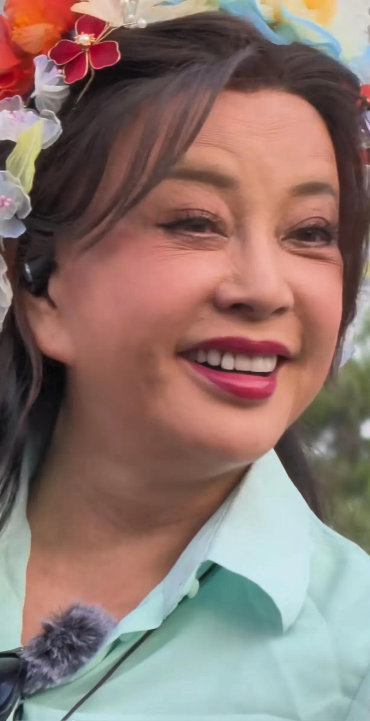 70几岁的女人了，从不服老，有一颗年轻的心态，心不老就觉得自己年轻依旧，所以心态