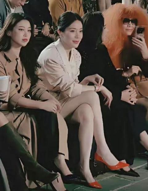 蔚来老板娘确实惊艳，但你知道蔚来老板有多牛吗？
王屹芝曾经是央视女主播，长相身材