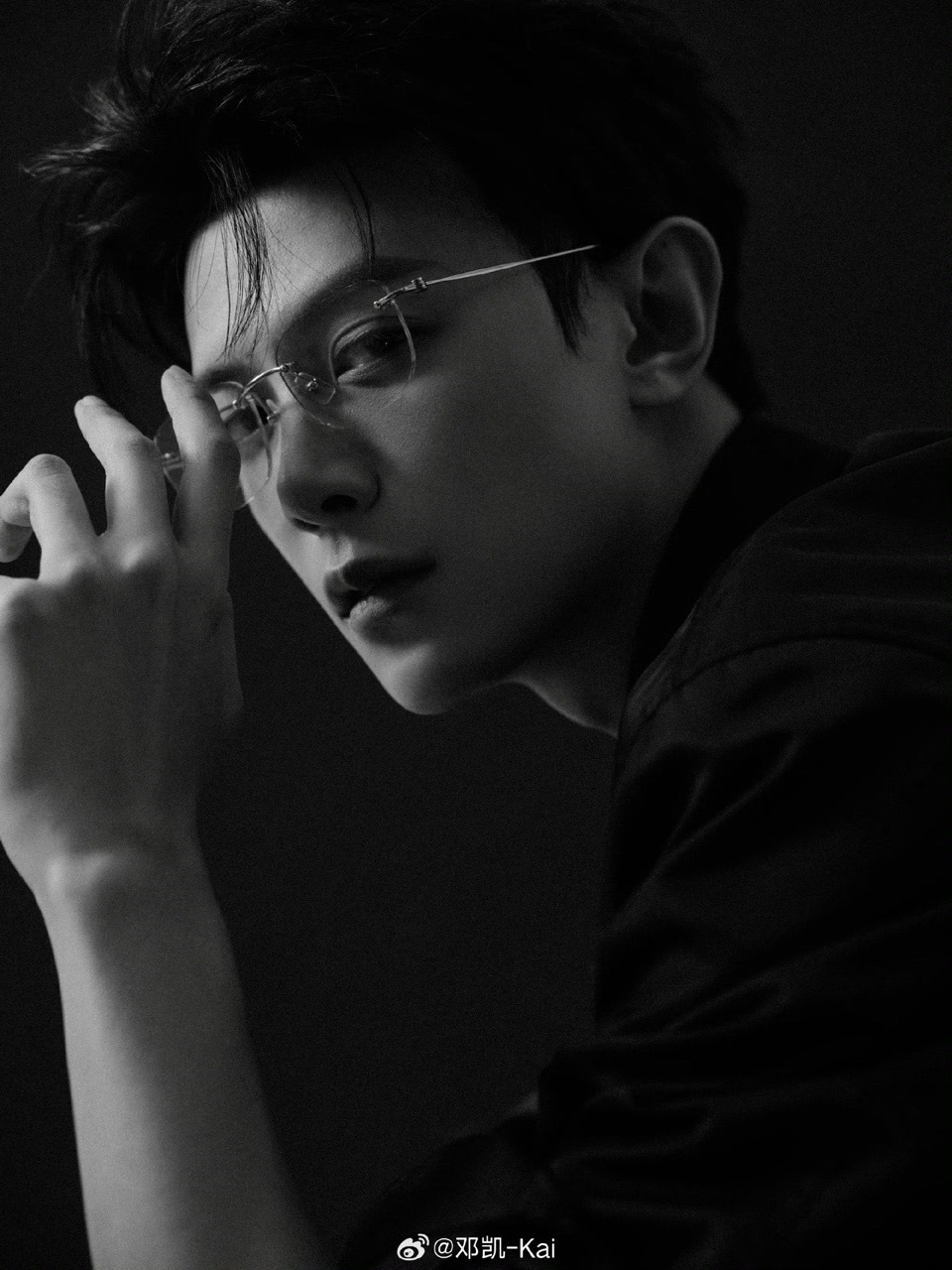 娱乐邓凯逐玉追剧团造型邓凯戴了眼镜我勒个豆 此男戴了眼镜