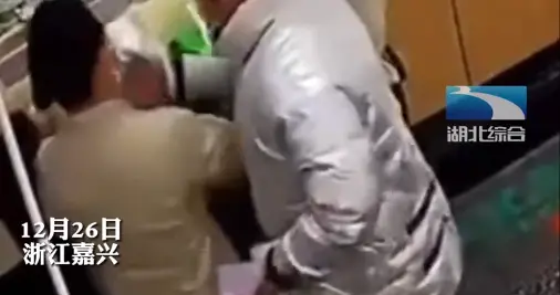 催菜男掌掴服务员引发冲突，该男子系精神疾病患者，店家不满意调解