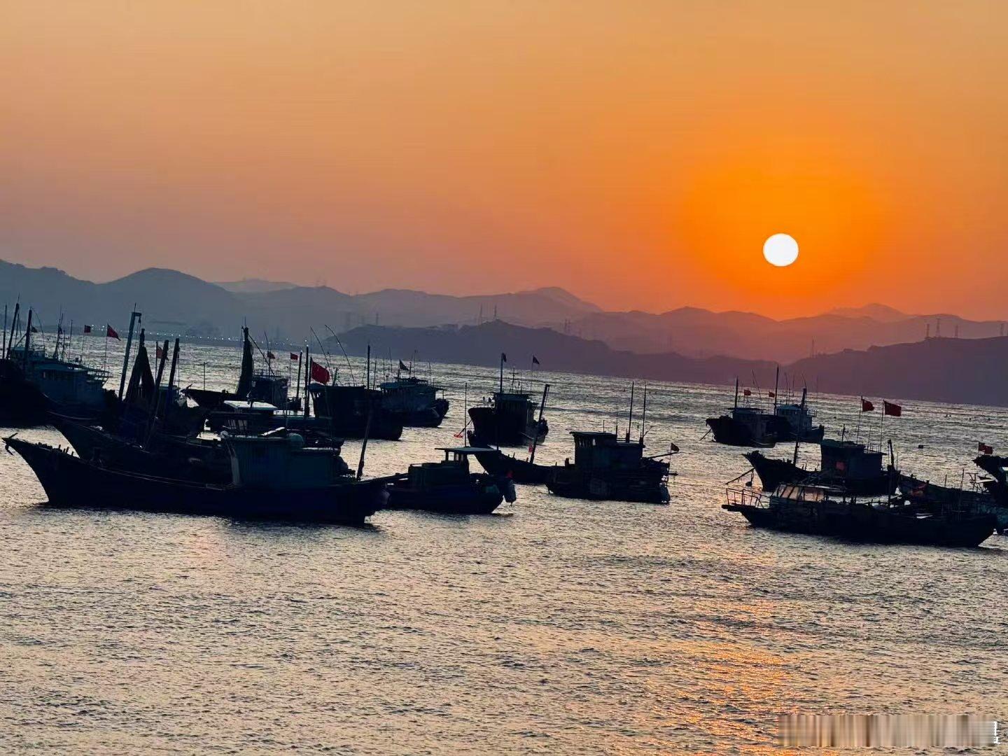 李晨 记录一下渔港的落日余晖  也太温馨太美了吧！可以看出李晨真的是一个很热爱生