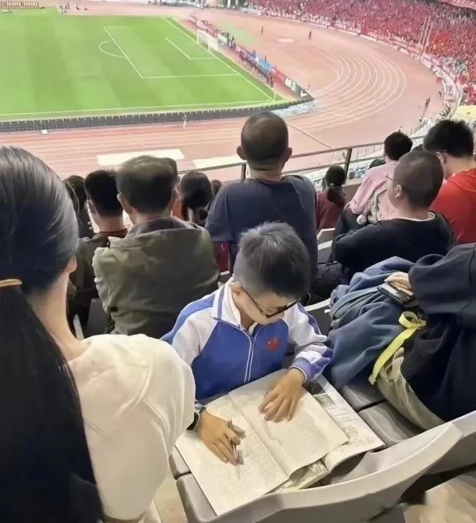 这就是中国足球上不去的真正原因，这么小的孩子都戴眼镜，可想而知，他们是真的没有时