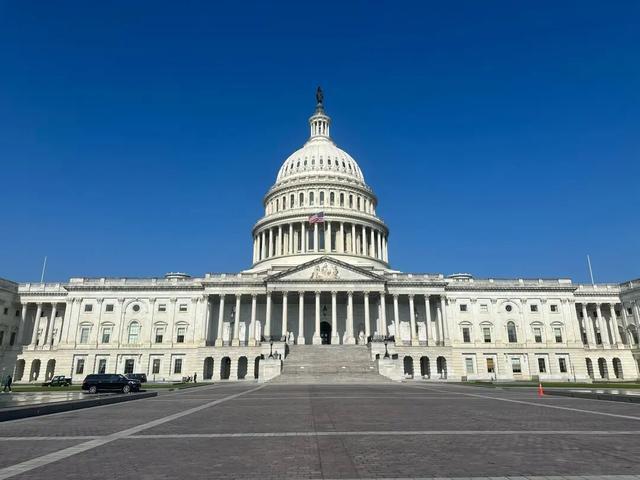 美国联邦政府部分机构再次面临资金耗尽，陷入技术性停摆。参议院虽已通过拨款法案，但