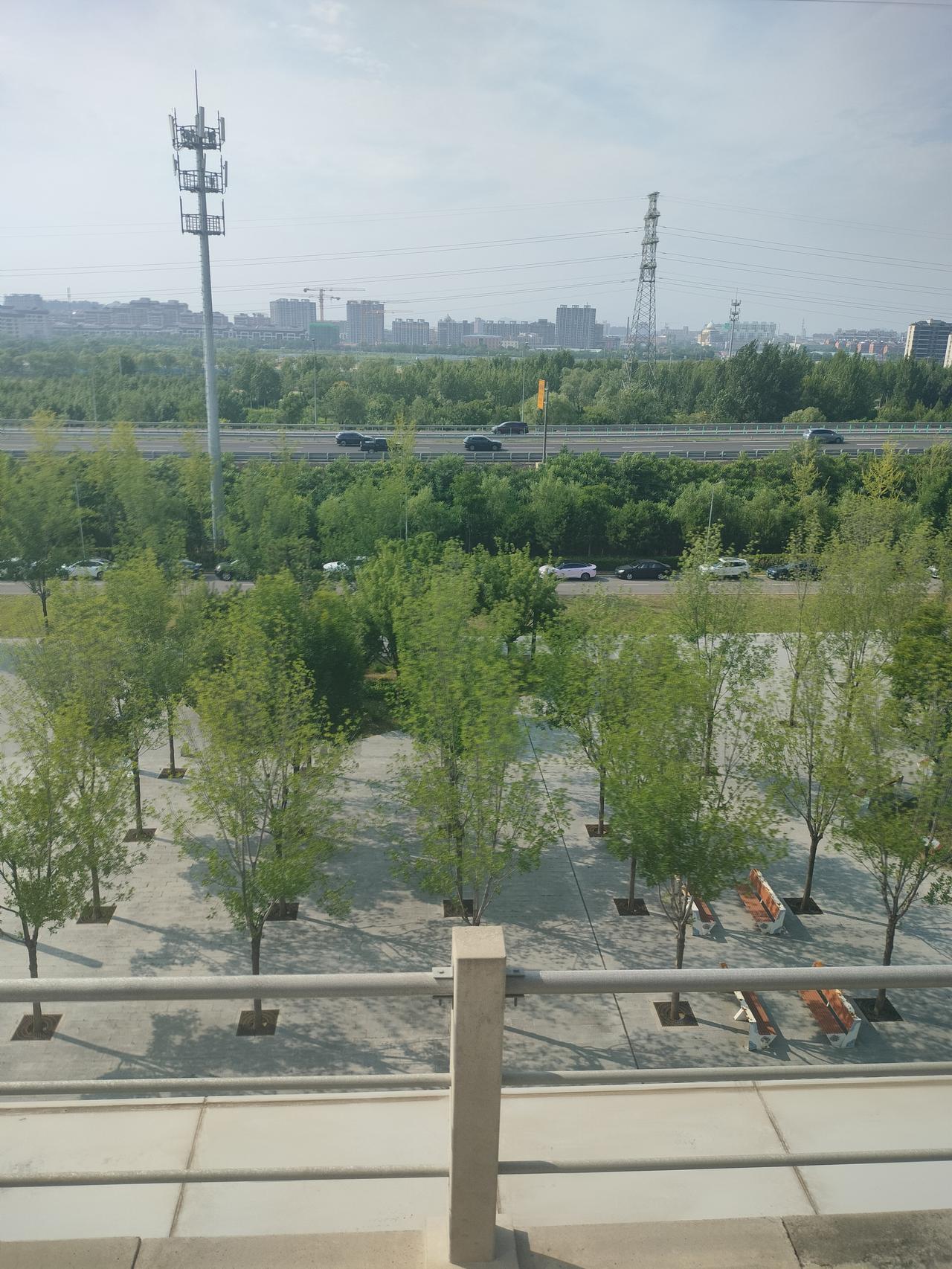夏季出行坐高铁挺好的，速度快，还可以观景。
高铁上开着空调，非常舒爽，望着窗外到