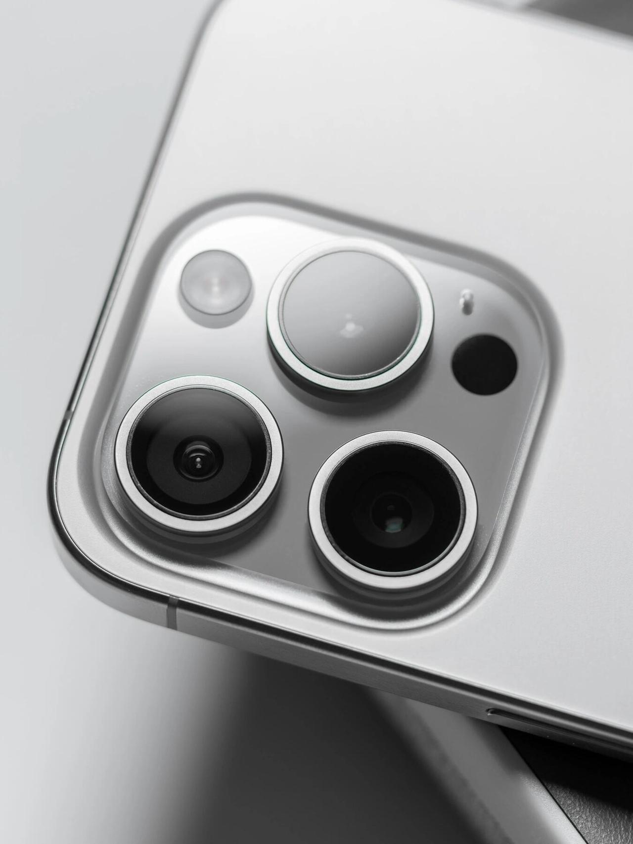 你有没有发现iPhone的浴霸摄像头模组竟自带一种高级感？刚开始一看觉得比较突兀