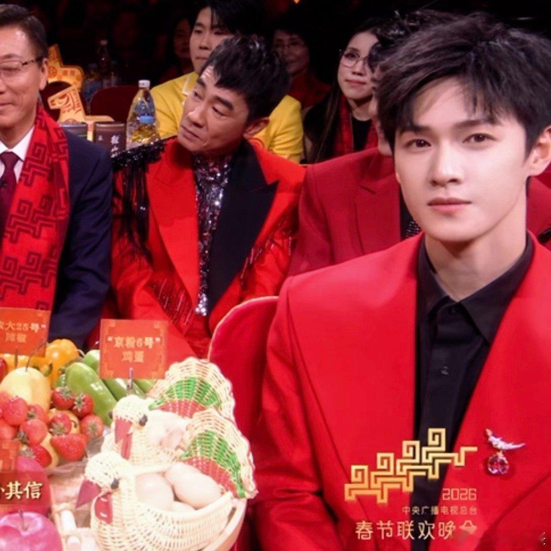 李昀锐扛住了春晚镜头1分钟李昀锐春晚神图有了 春晚镜头的颜值检验！李昀锐红西装抗