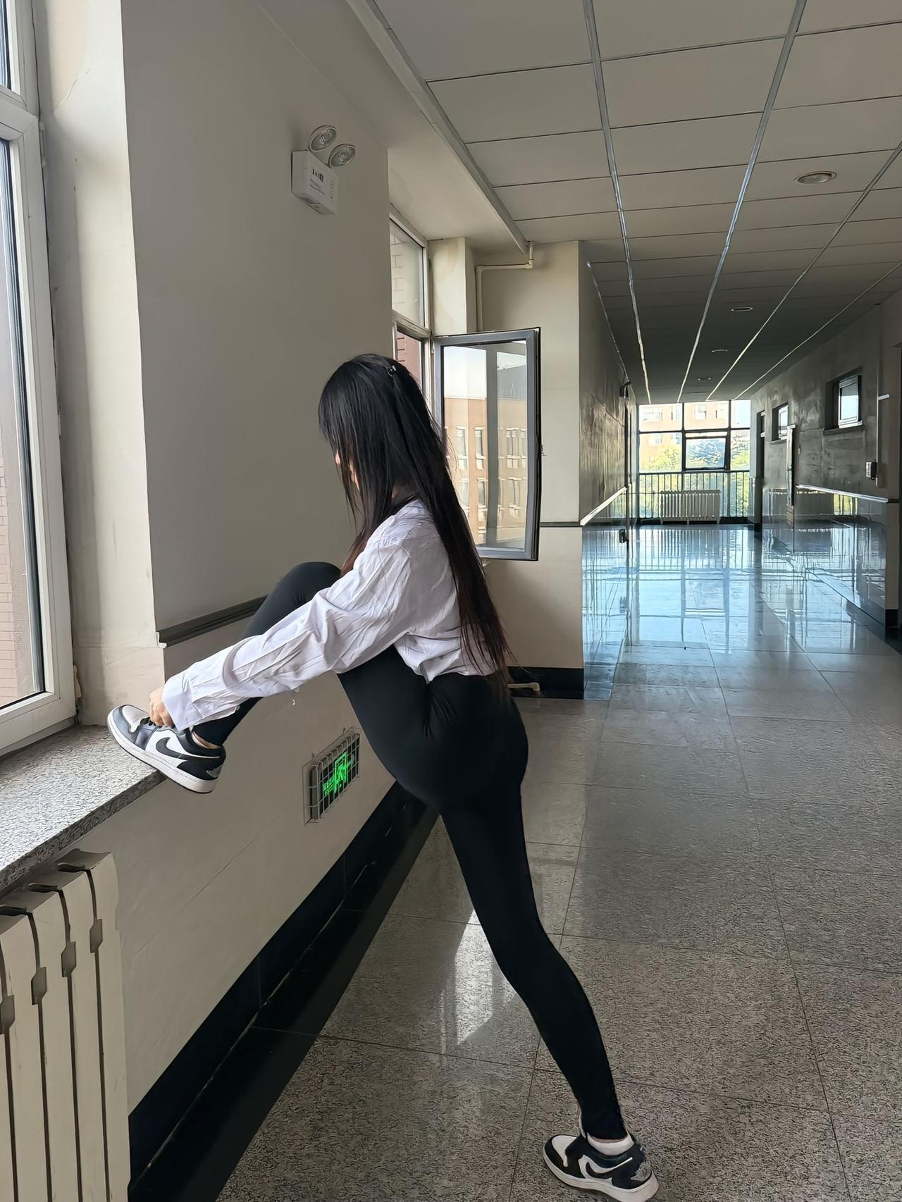 拉伸时刻，活力满满！💪🏃‍♀️