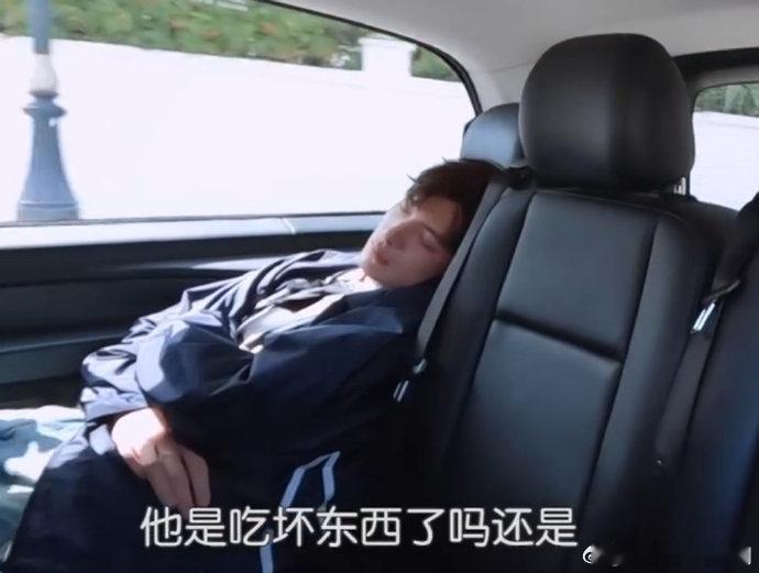 翟潇闻看似活力满满实则病了三天翟潇闻别再硬撑了 采购路上刚上车就昏睡过去的瞬间，