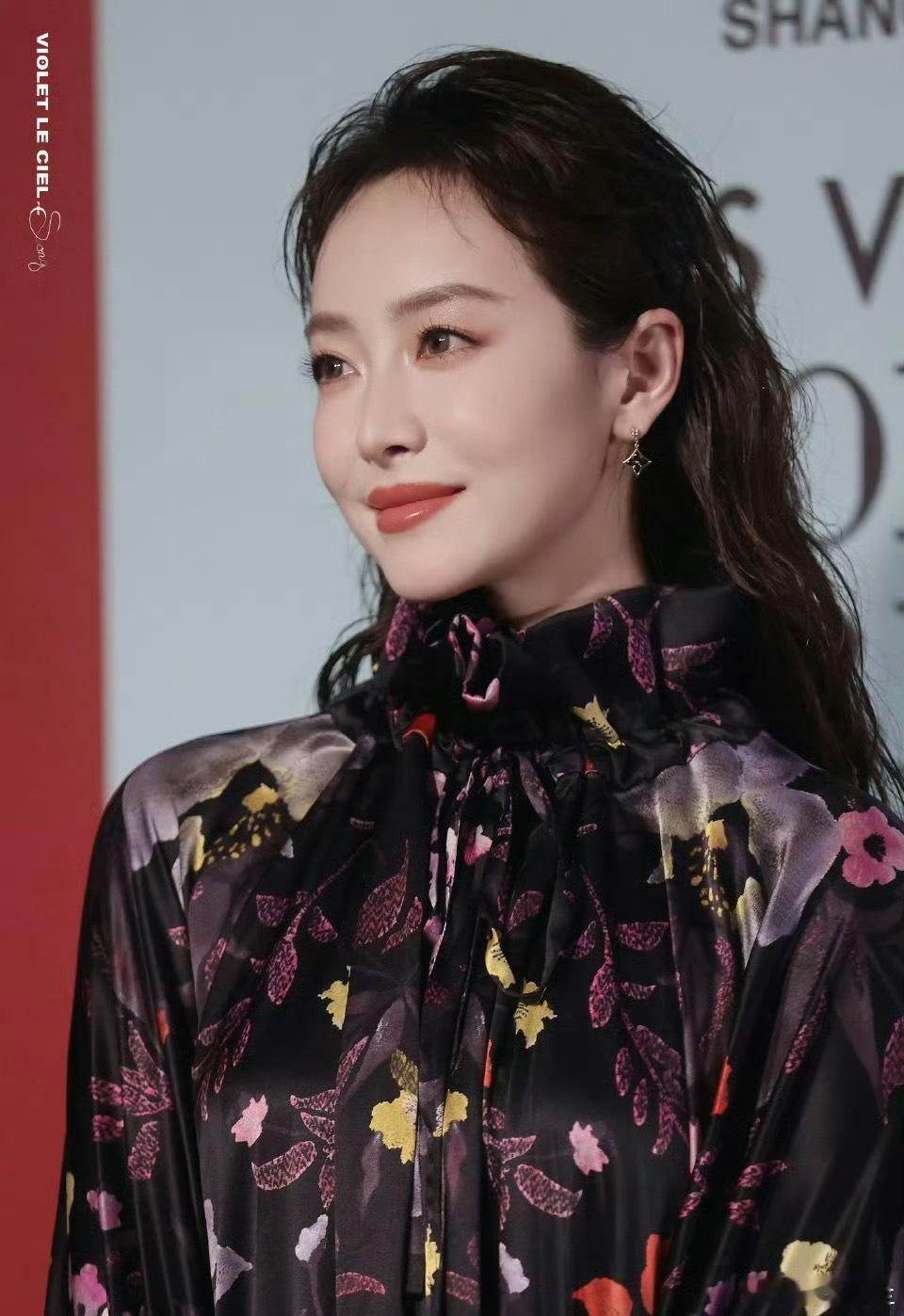 宋茜和以前不一样了从青涩偶像到实力演员，宋茜舞台光芒依旧，演技不断蜕变，气质愈发