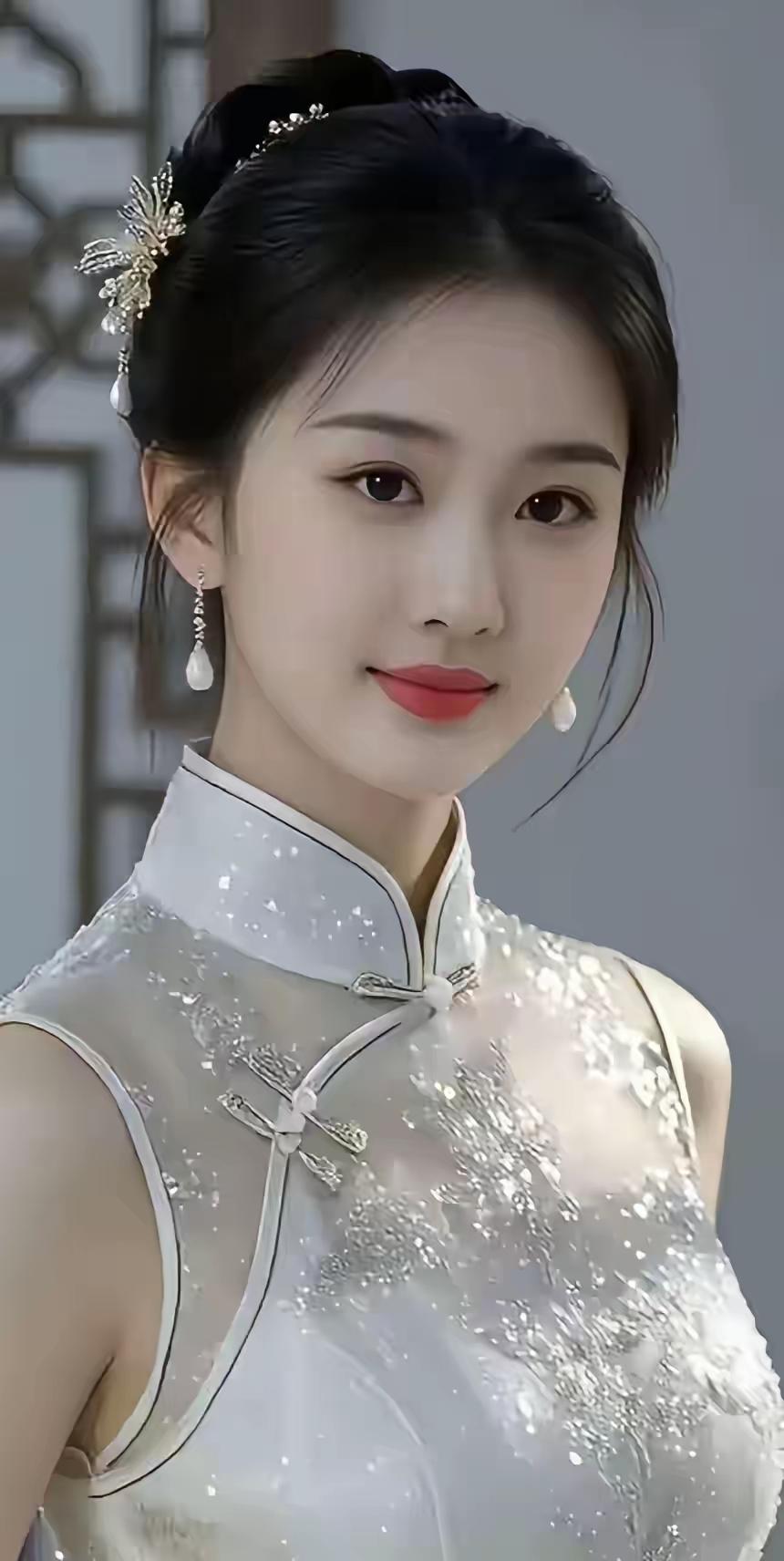 这位小姐姐穿着漂亮的旗袍。