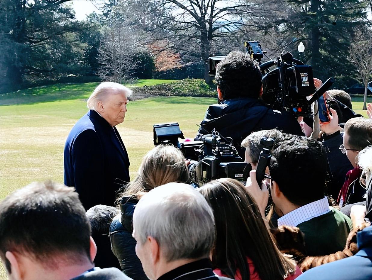 美国打伊朗的概率越来越大，别再觉得美伊打架是远在中东的热闹，跟咱们没关系了。
 