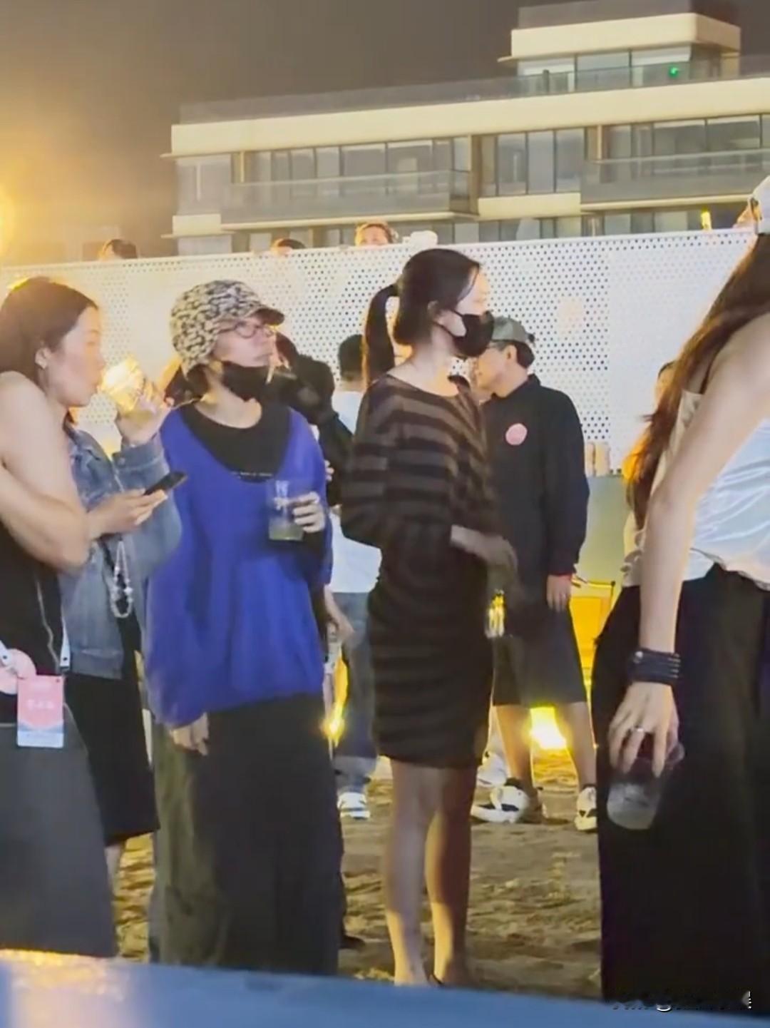 王菲，让人羡慕！

8月30日，有网友曝光一段视频，窦靖童阿那亚音乐节现场，刚唱