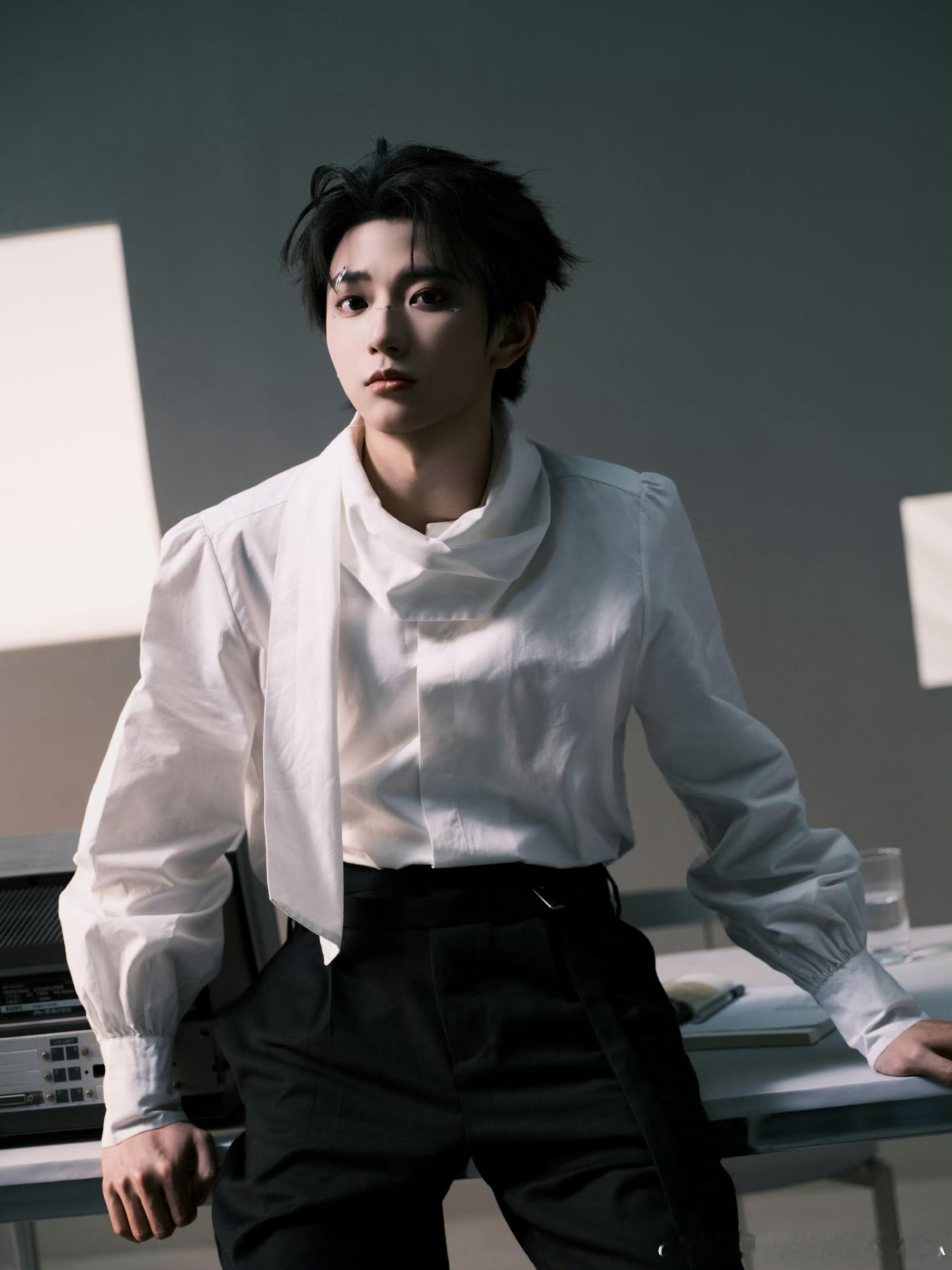 穆祉丞局部宇宙巡演概念大片，身穿Saint Laurent 2023秋冬系列开场