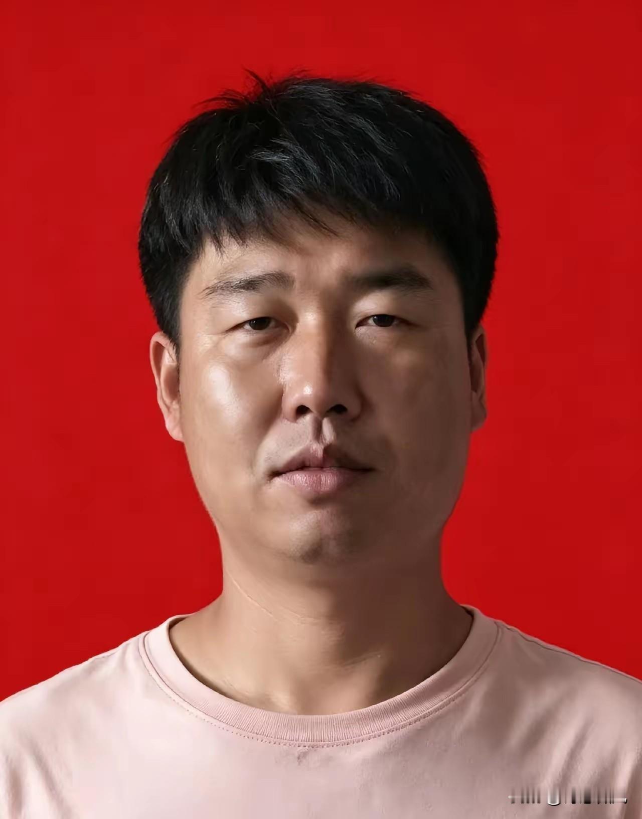 36岁挖掘机司机休假出游，勇闯巨浪救下溺水父子
 
36岁挖掘机司机柳忠鹏，难得