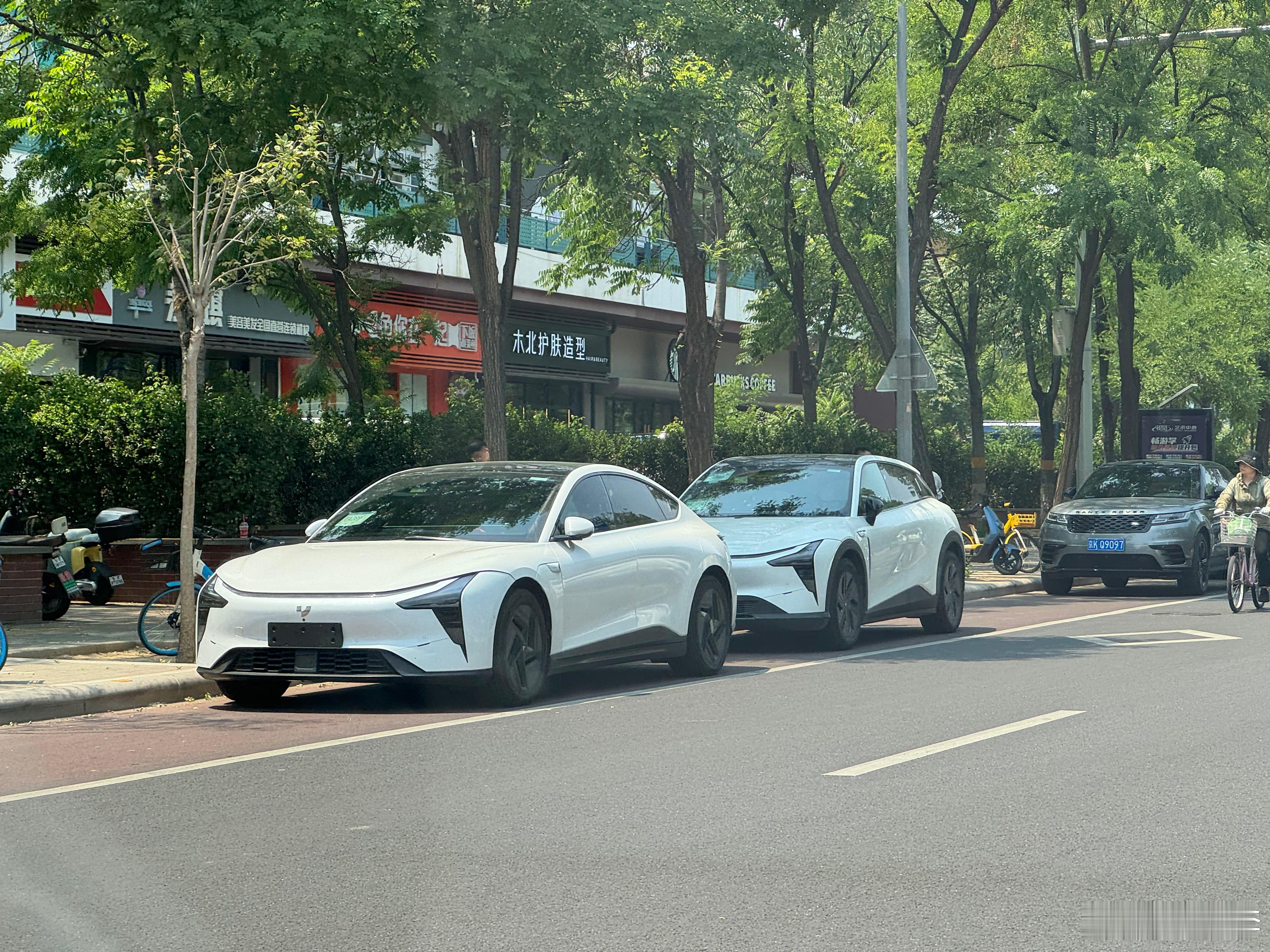 家门口碰见野生极越07，后边还跟着同色极越01。极越07还没正式发布，来亦庄这是