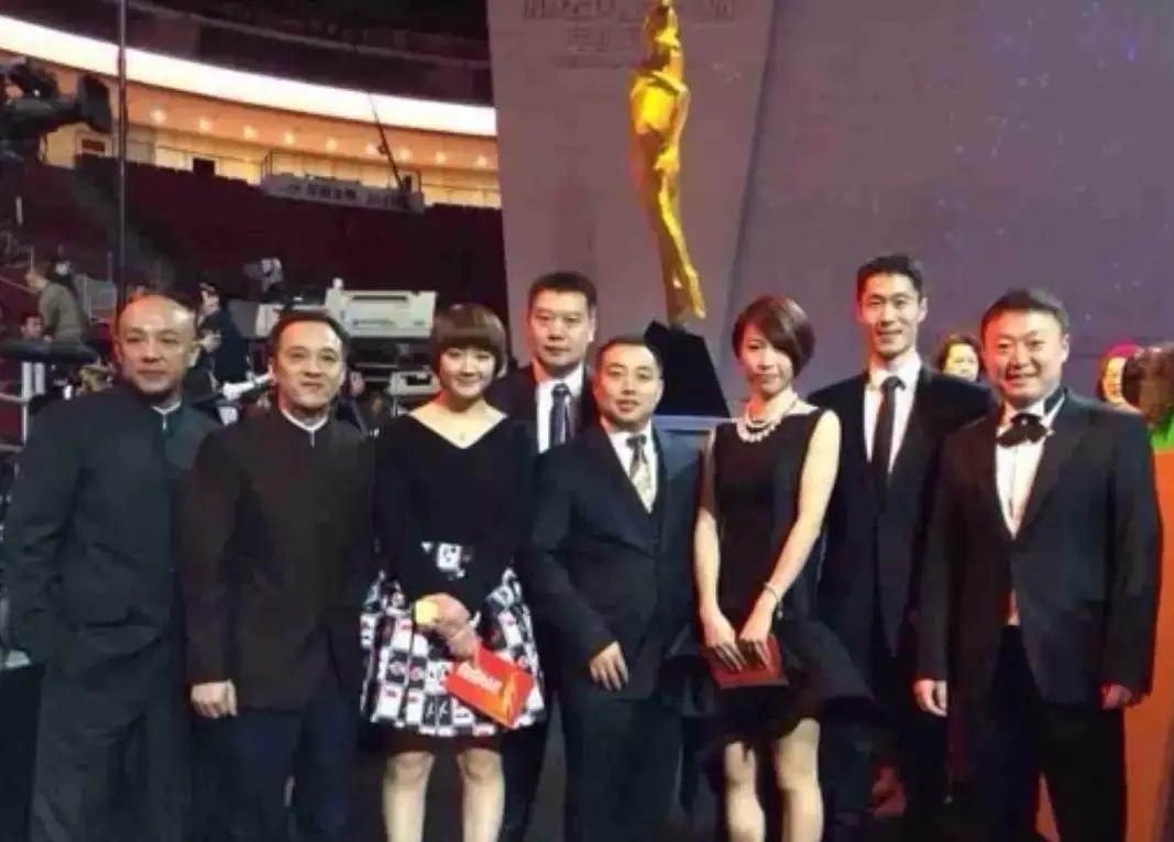 这张合照中我一眼就认出了刘海齐眉、肌肤若雪的陈梦与西装革履、气色盈和的刘国梁！当