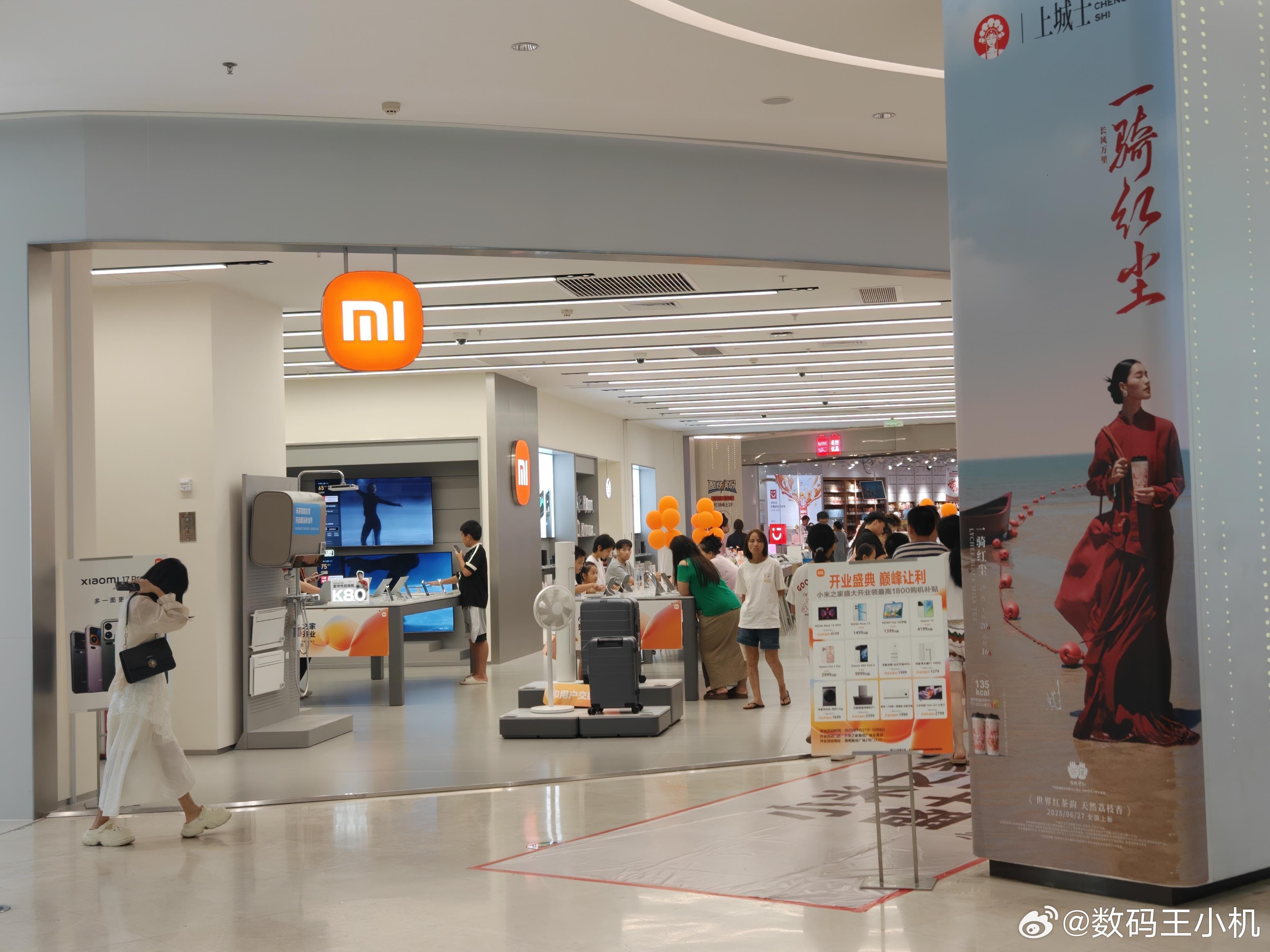 小米17开售1TB版其实这次17标准版非常受欢迎，全维度升级，并且以听劝姿态交出