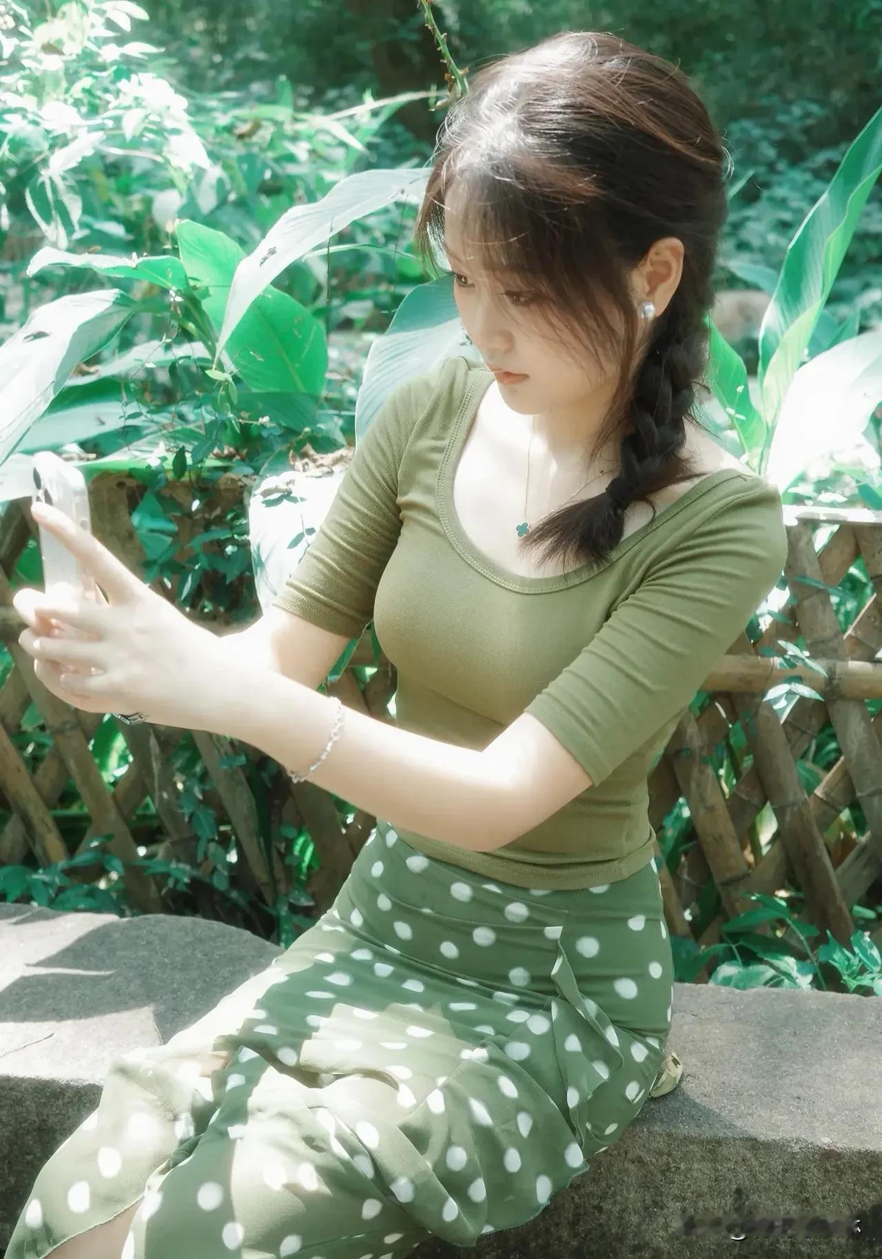轻盈裙摆，甜笑治愈，  
每个动作都是青春的诗。  
少女感无关年龄，  
是心