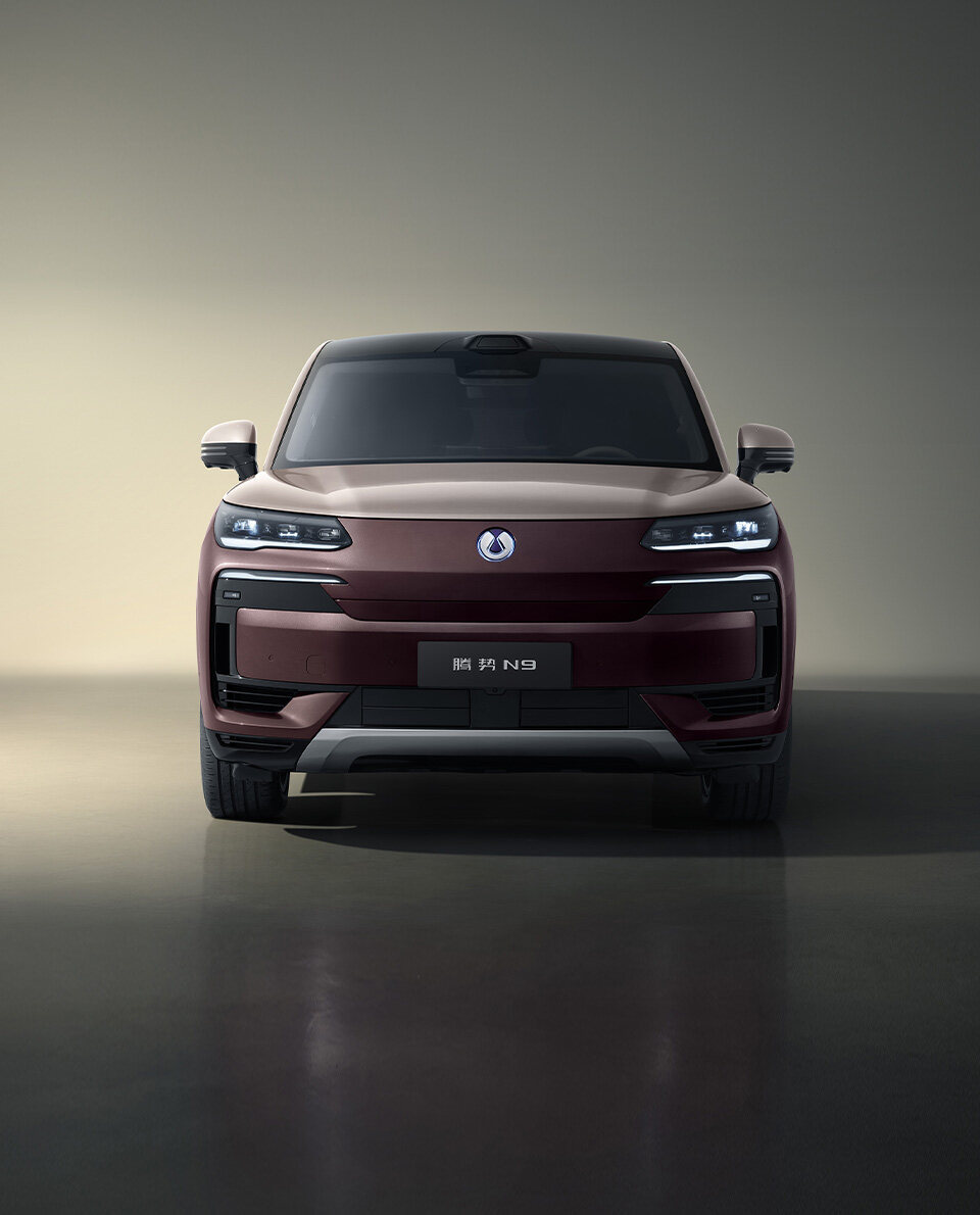 全新腾势N9全新腾势N9定位中大型新能源SUV，兼顾家用舒适与硬派气场。前脸大气