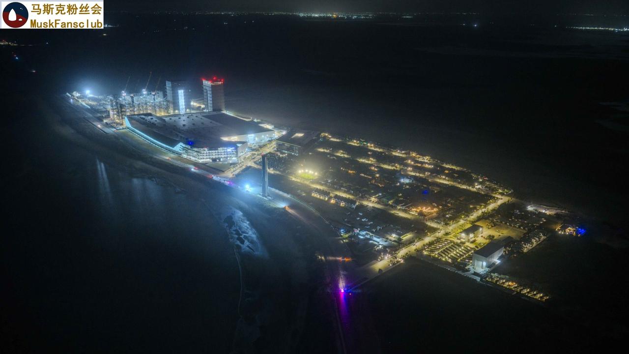 星城
星舰基地的夜景，
看上去已然是一个城市了。
人类文明飞奔向前。