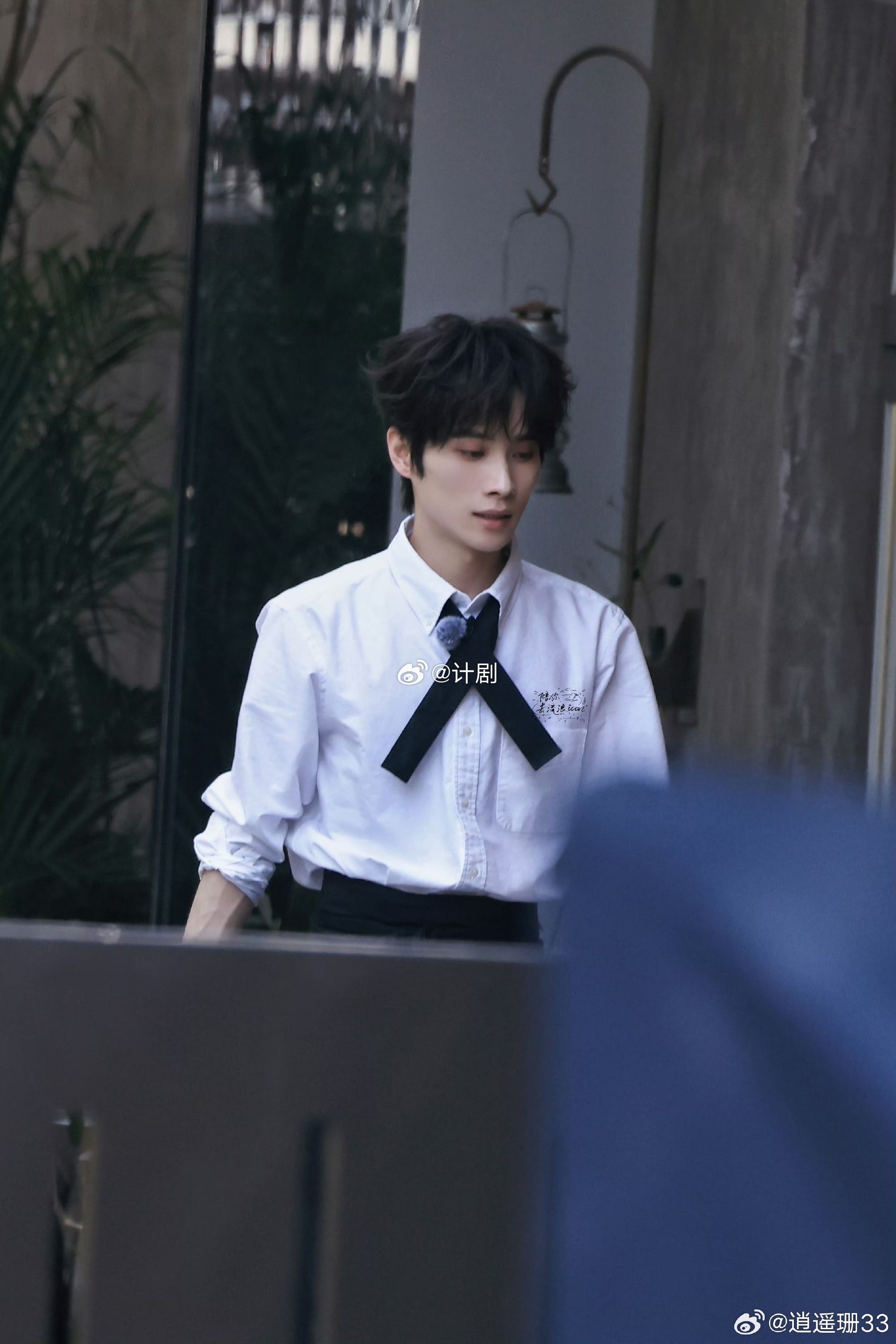 井胧又拿着扫把开干了风华合伙人 刷到井胧拿着扫把的路透直接被笑到，这哥录个综艺还