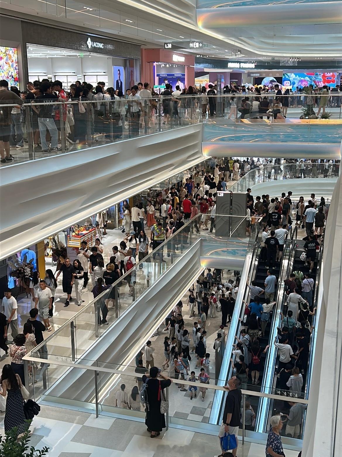 广州一新商场1天挤进超28万人次广州白鹅潭万象城9月30日开业后热度爆棚，吸引大