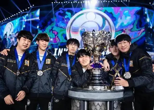 LPL战队历年S赛成绩盘点：

S3：OMG(8强)，皇族(亚军)
S4：EDG