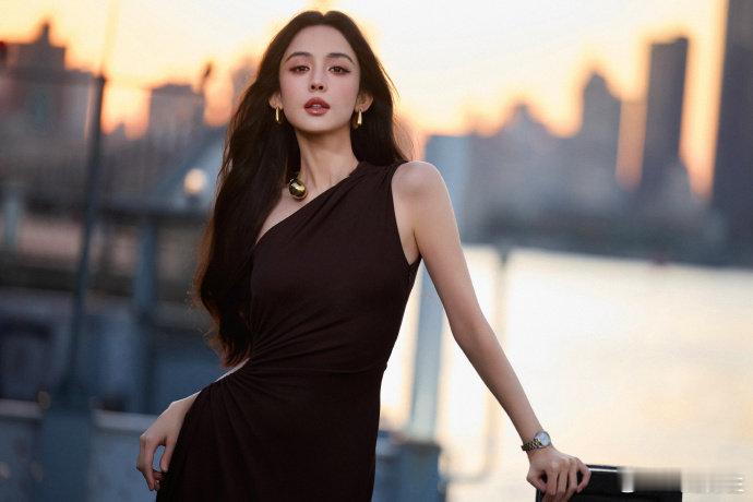 娜扎的眼窝真的深得很明显，就算是单眼皮也丝毫不影响眼部的立体感。这种深邃的眼窝让