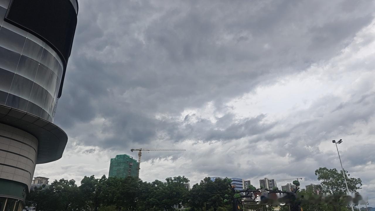 我是07年读大学，那时候家里给500，我觉得父亲能给500我已经很愧疚了，大学期