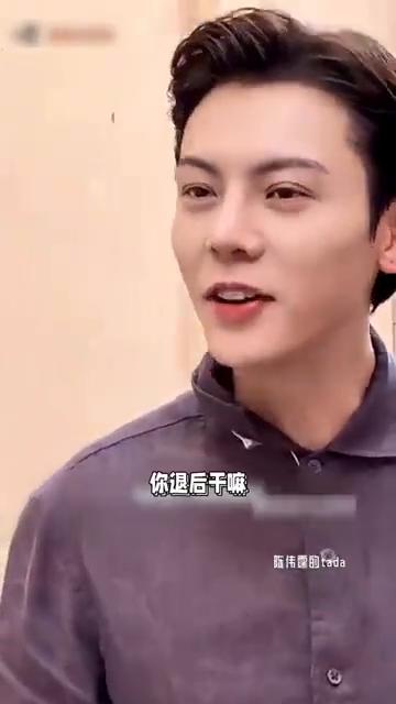 陈伟霆：我的粉丝粘性不高。
刷到陈伟霆路透，一边解领带一边走向粉丝，结果粉丝吓得