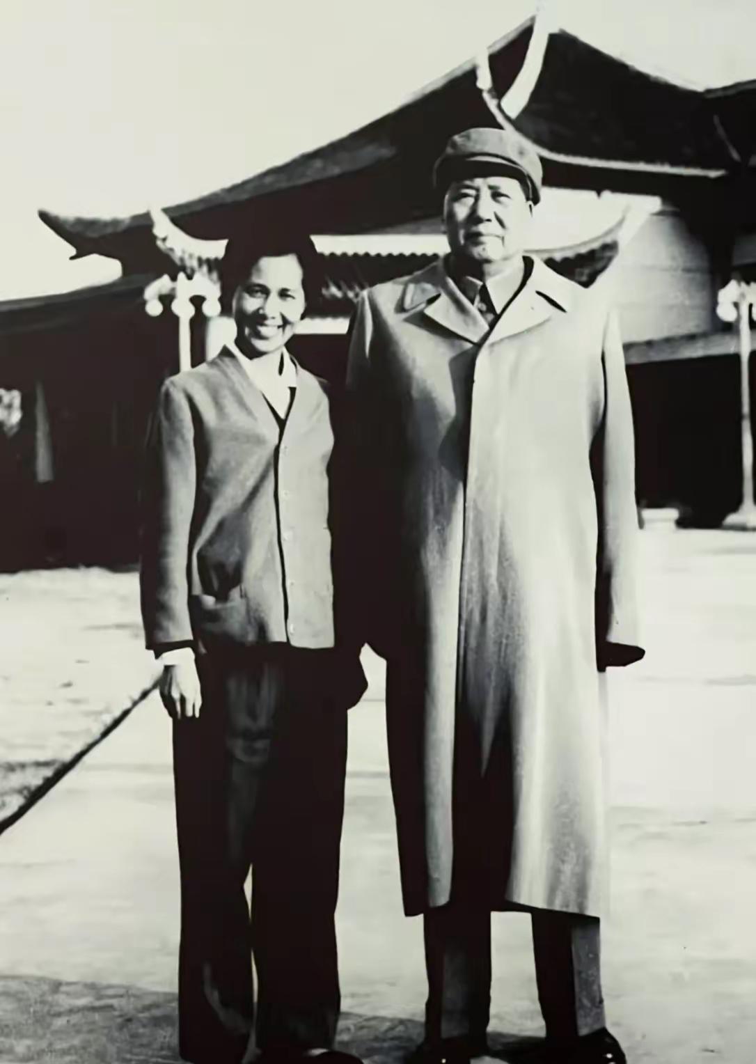 这是毛主席和专职摄影师侯波的真实样貌，都看看吧，这可不是演员扮演的。

每次看到