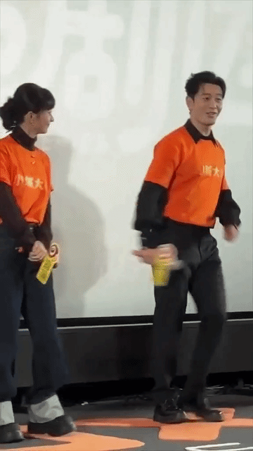 赵丽颖个子真的不矮啊，和晓明哥同款鞋子，两个人站在一起，晓明哥也没有比赵丽颖高多