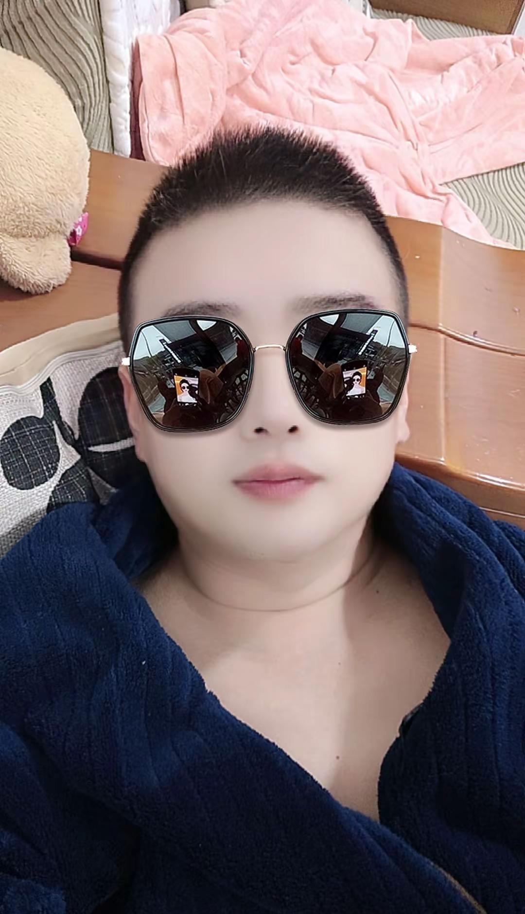 墨镜一戴谁也不爱忘掉过去爱恨随意