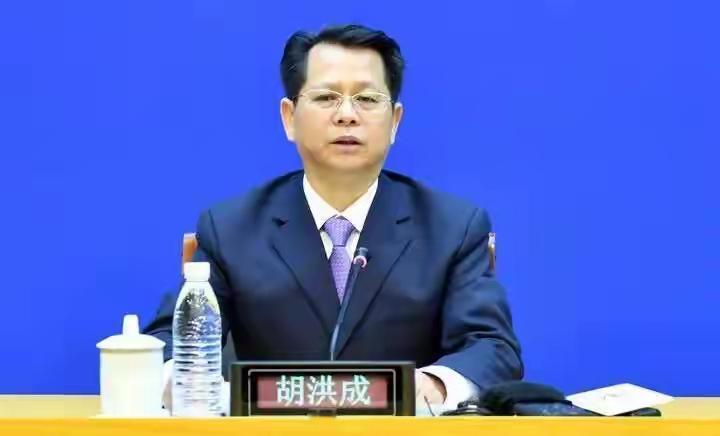 国家反腐之风刮到了贵州
厅官落马！铜仁市人大常委会原党组书记胡洪成被查
 
8月