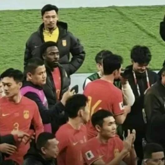 看了这张图片，五味杂陈。国足战胜新加坡后，当队友都被记者前呼后拥的团团围住，分享
