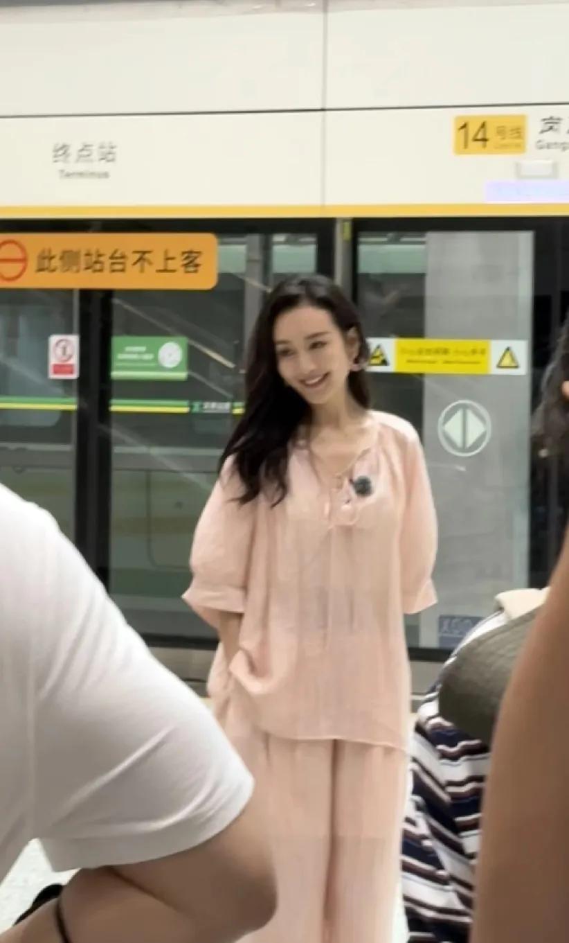 大明星线下被偶遇，
果然国色天香，本人巨美啊！