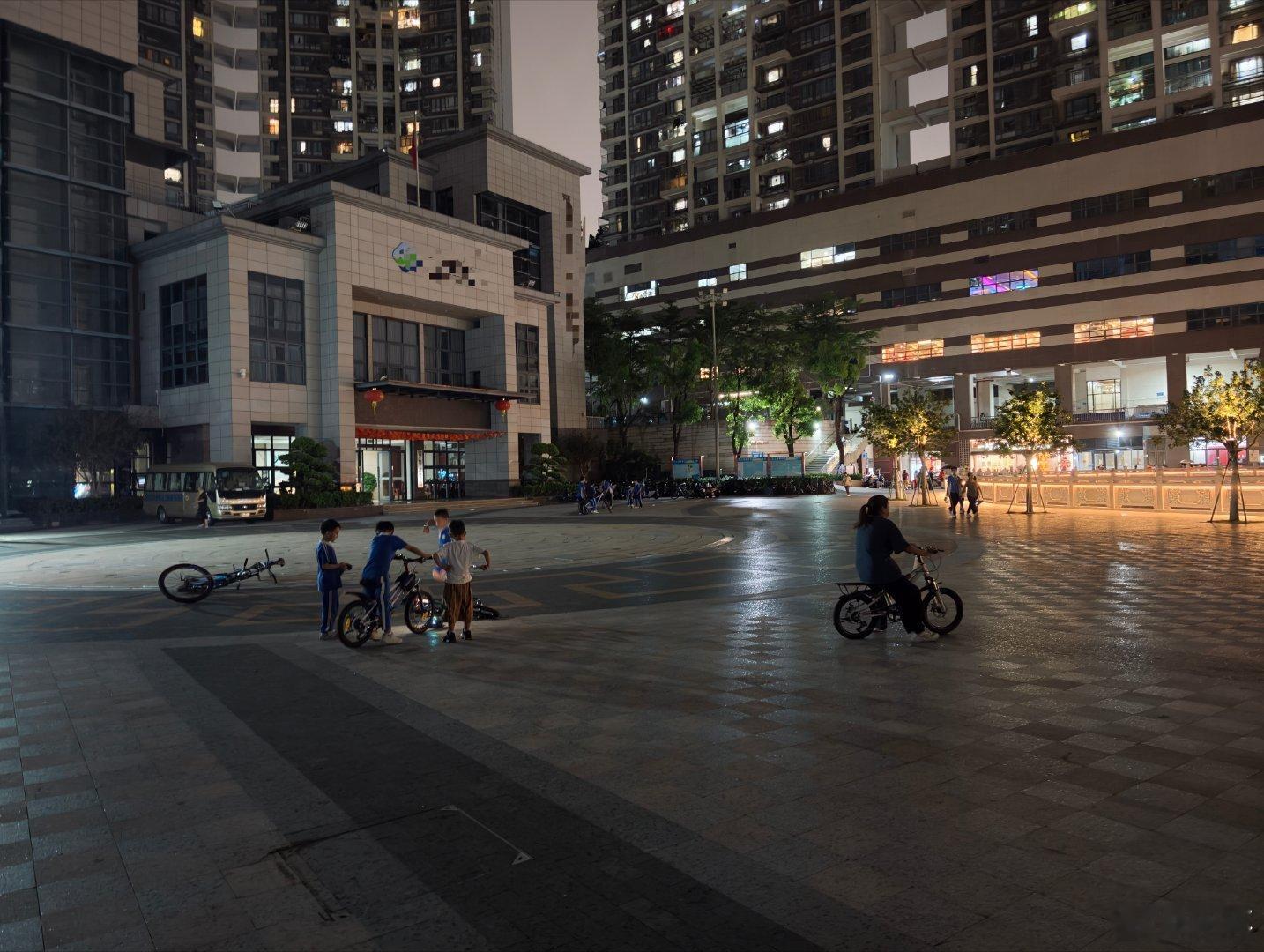 小区楼下好多骑自行车的小孩，感觉以后能跟他们一起玩