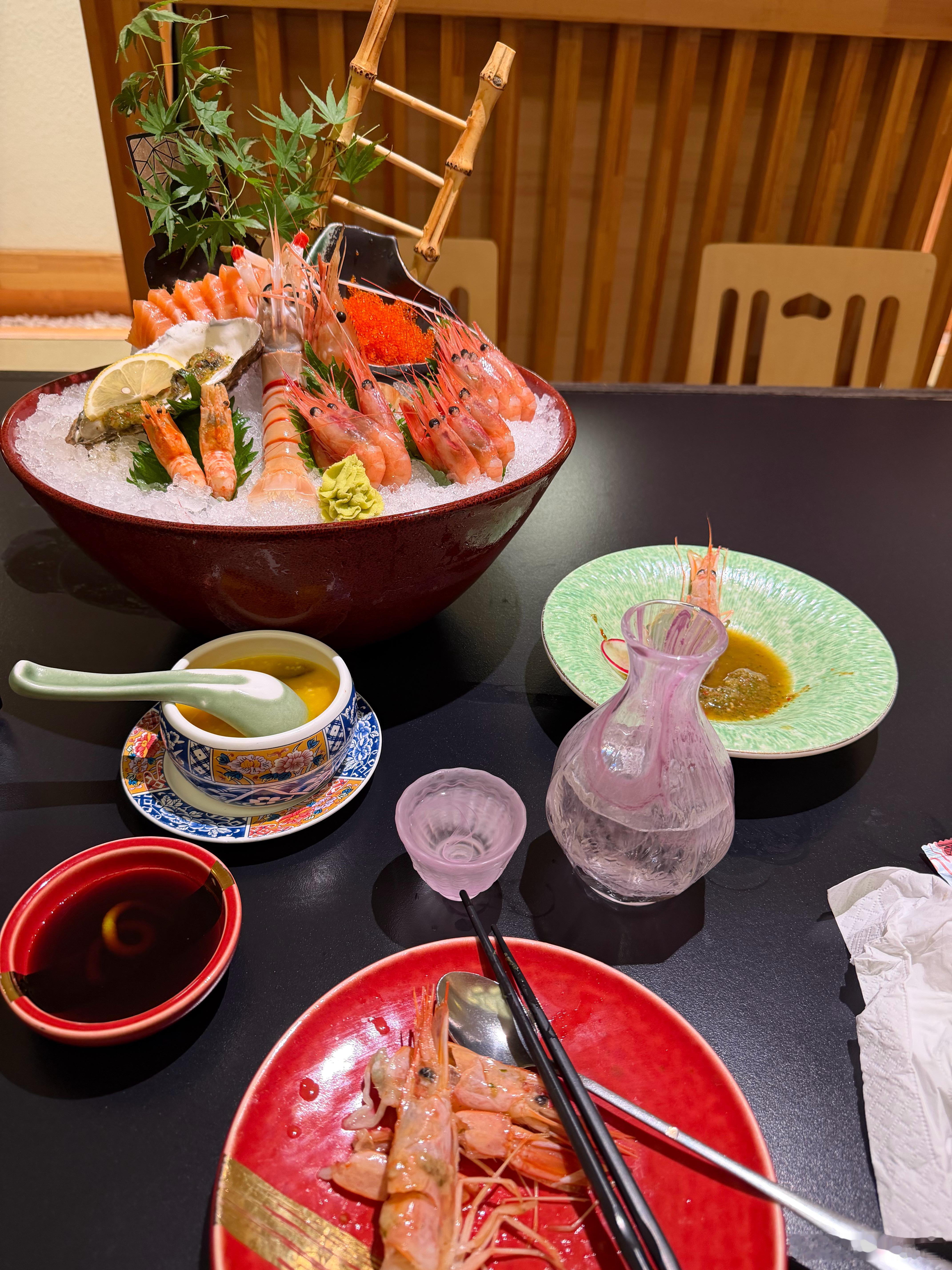 一个人的日料，一壶清酒一份生鱼片，足矣。 