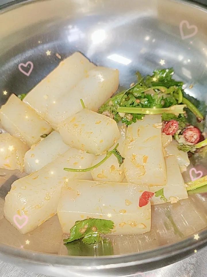 晒图笔记大赛今天我来晒晒凉粉，把整块切条，然后放上做好的蒜蓉，香油，香菜小红米椒