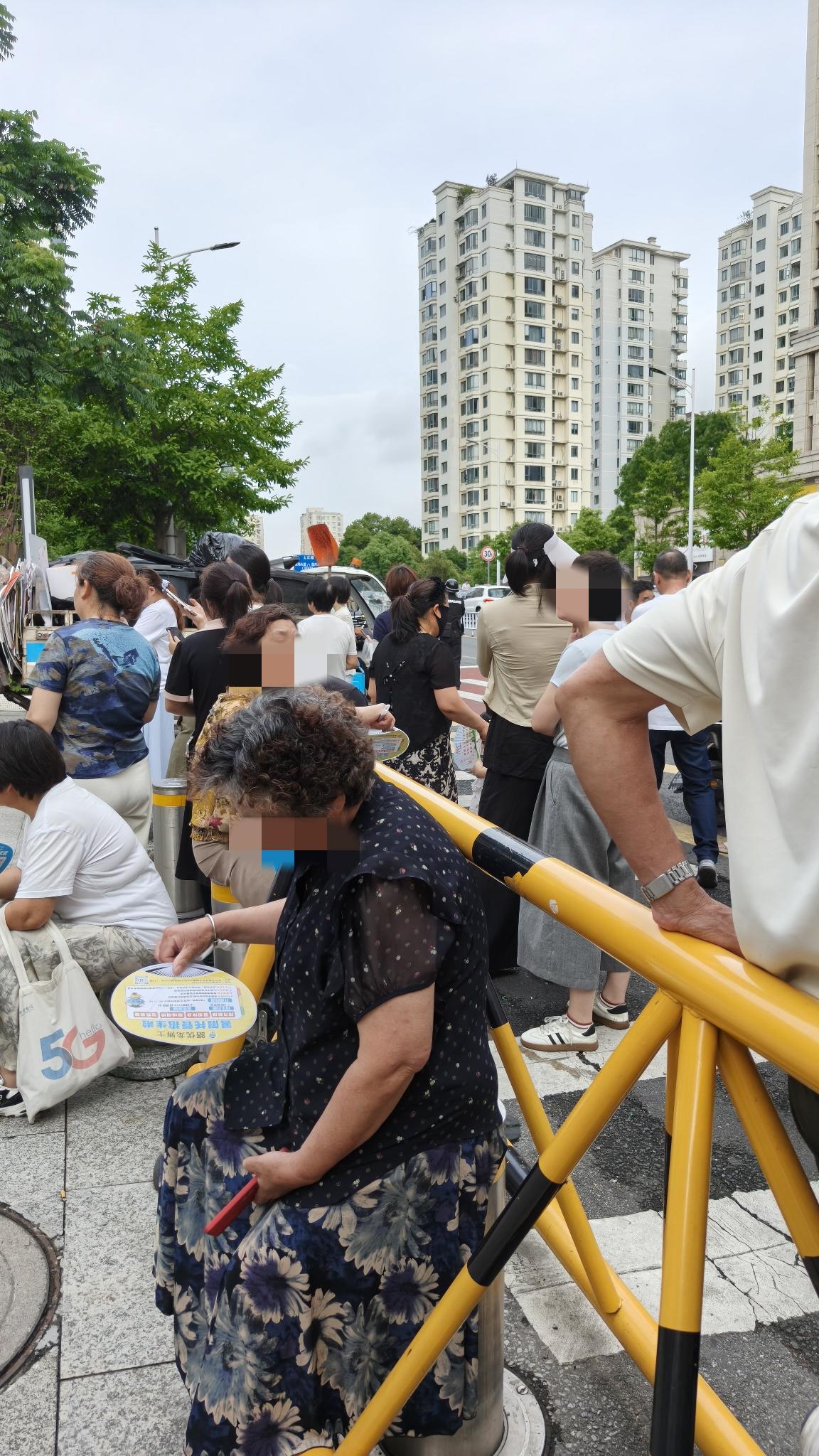 学校门口接孩子放学的几乎都是爷爷奶奶，爸爸妈妈都去哪里了？上班吗？谁能解释一下走