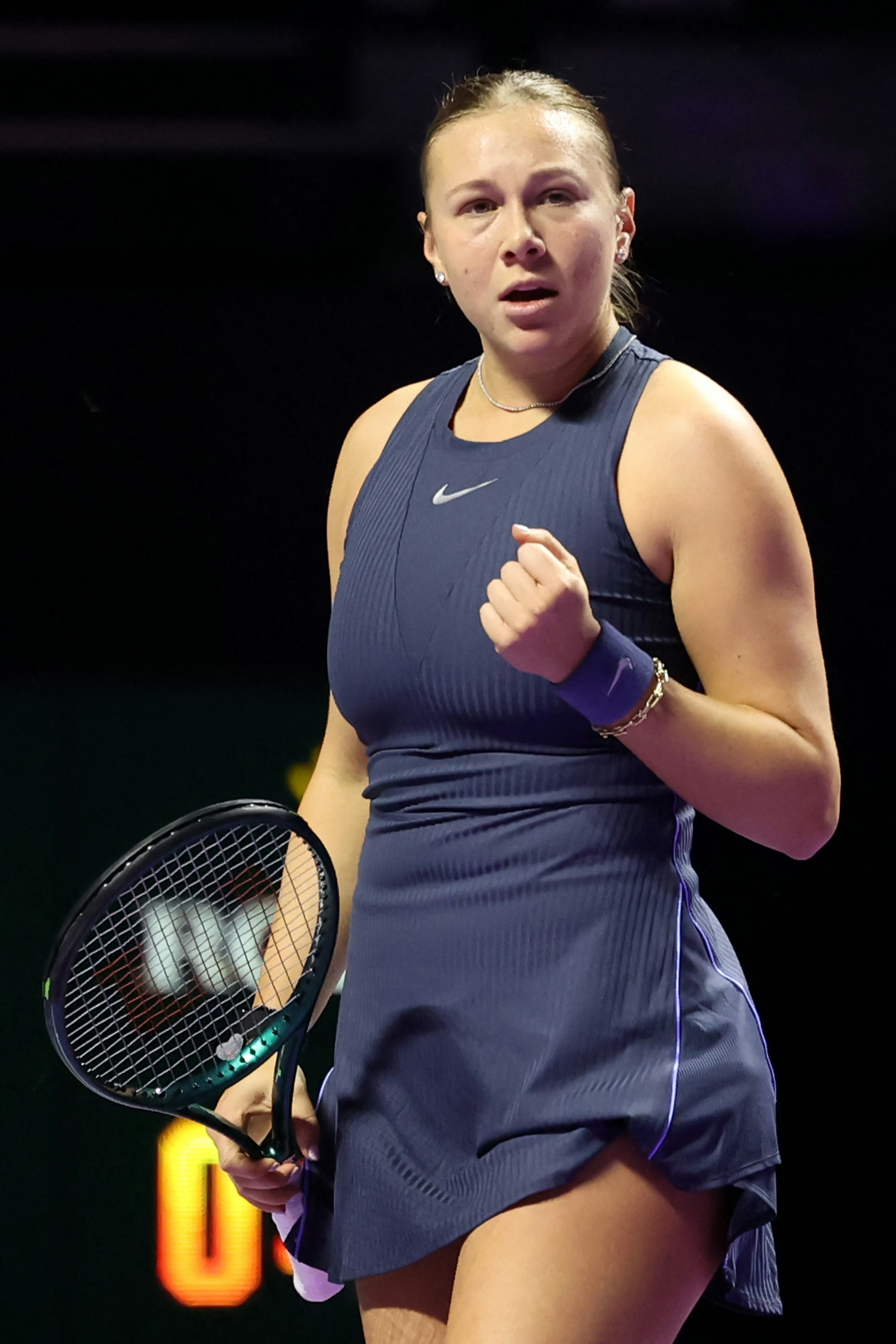 阿尼西莫娃晋级总决赛四强WTA总决赛小组赛，阿尼西莫娃以6-7(3)/6-4/6