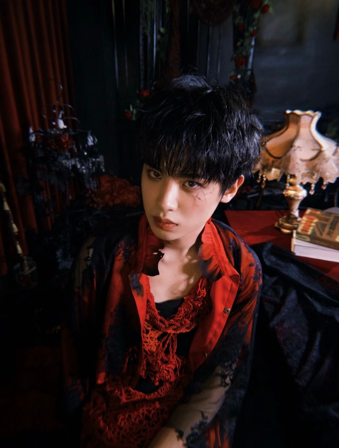 黄明昊🍠更新，小贾有吸血鬼那味儿了，好带感的妆造[色]#黄明昊暗夜吸血鬼造型#