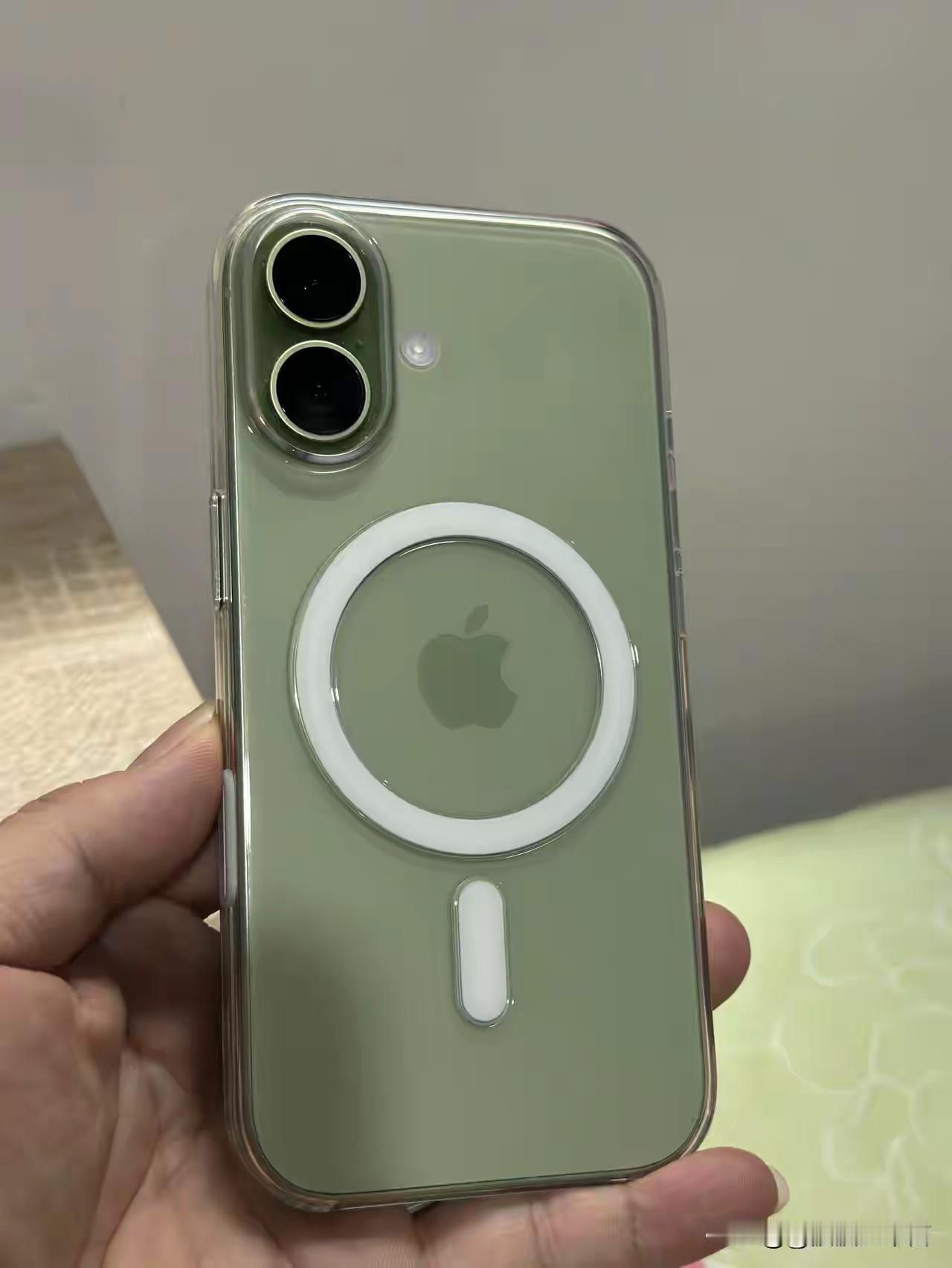 发热和信号，可以说苹果发布所有款手机，70%都会发热发烫，苹果长期为了追求外观精