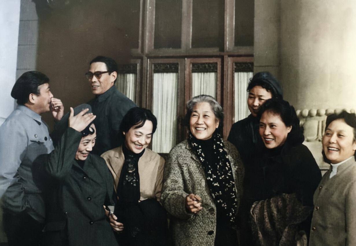 8位表演艺术家同框的老照片：
我认出了孙道临、刘琼、王晓棠，还有喜容绽放的张瑞芳