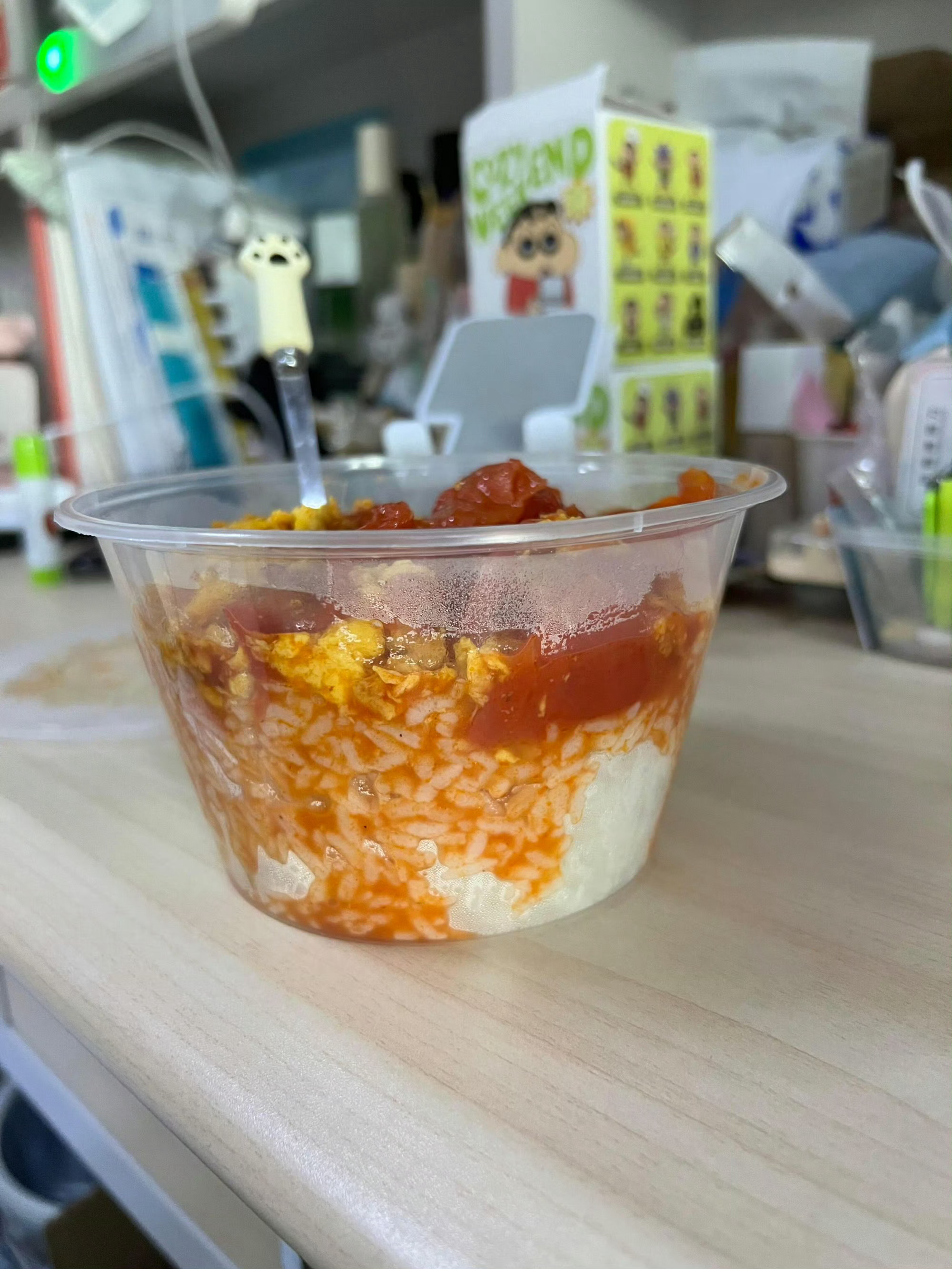 二十岁女孩一顿吃这么大盒子的饭是正常饭量吗？