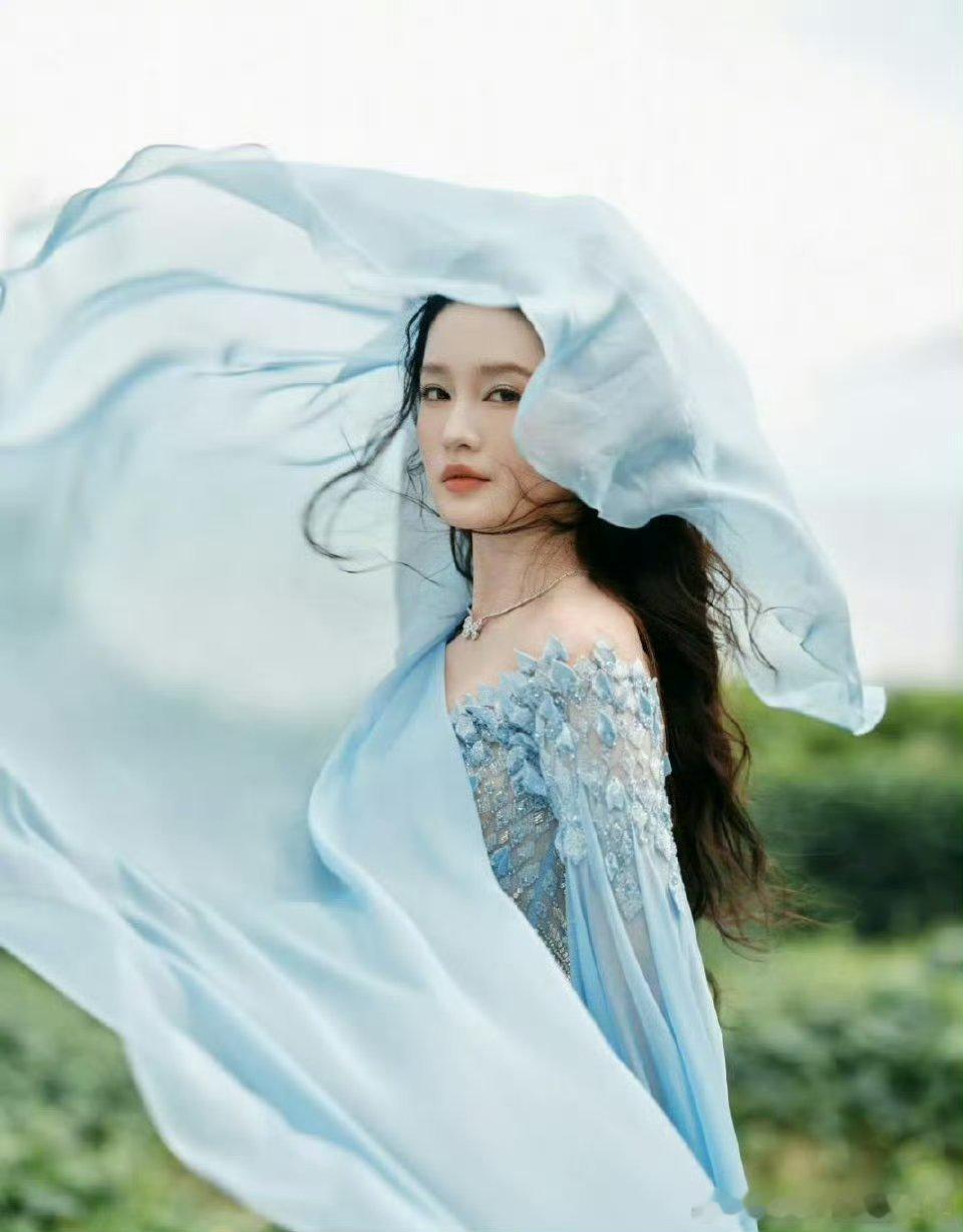 李沁elle蓝裙造型李沁这蓝裙一出场直接美到我心巴上，皮肤白到发光就算了，腰臀比