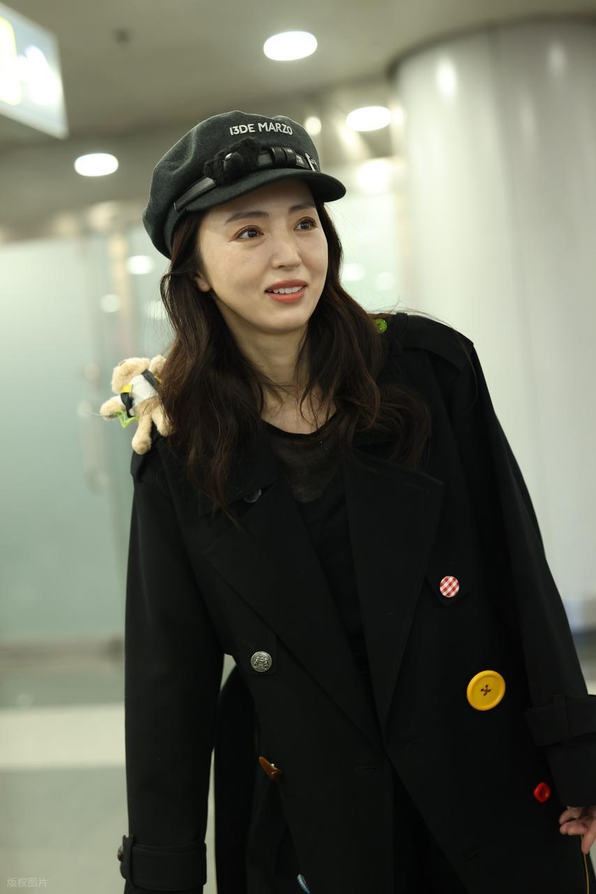 今天董璇现身北京机场，她这次搭配了一身黑色的衣服，看起来特别的酷，也很有气势。